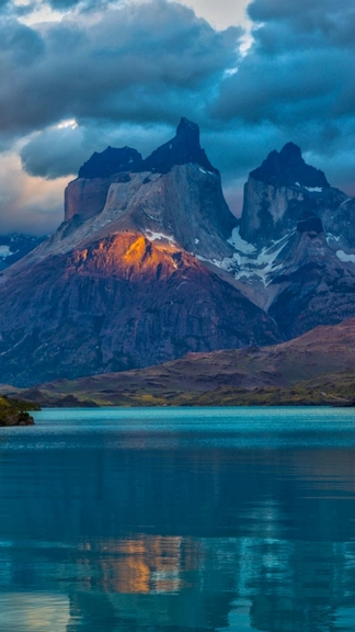Lake Patagonia iPhone 15 Pro Premium Wallpapers